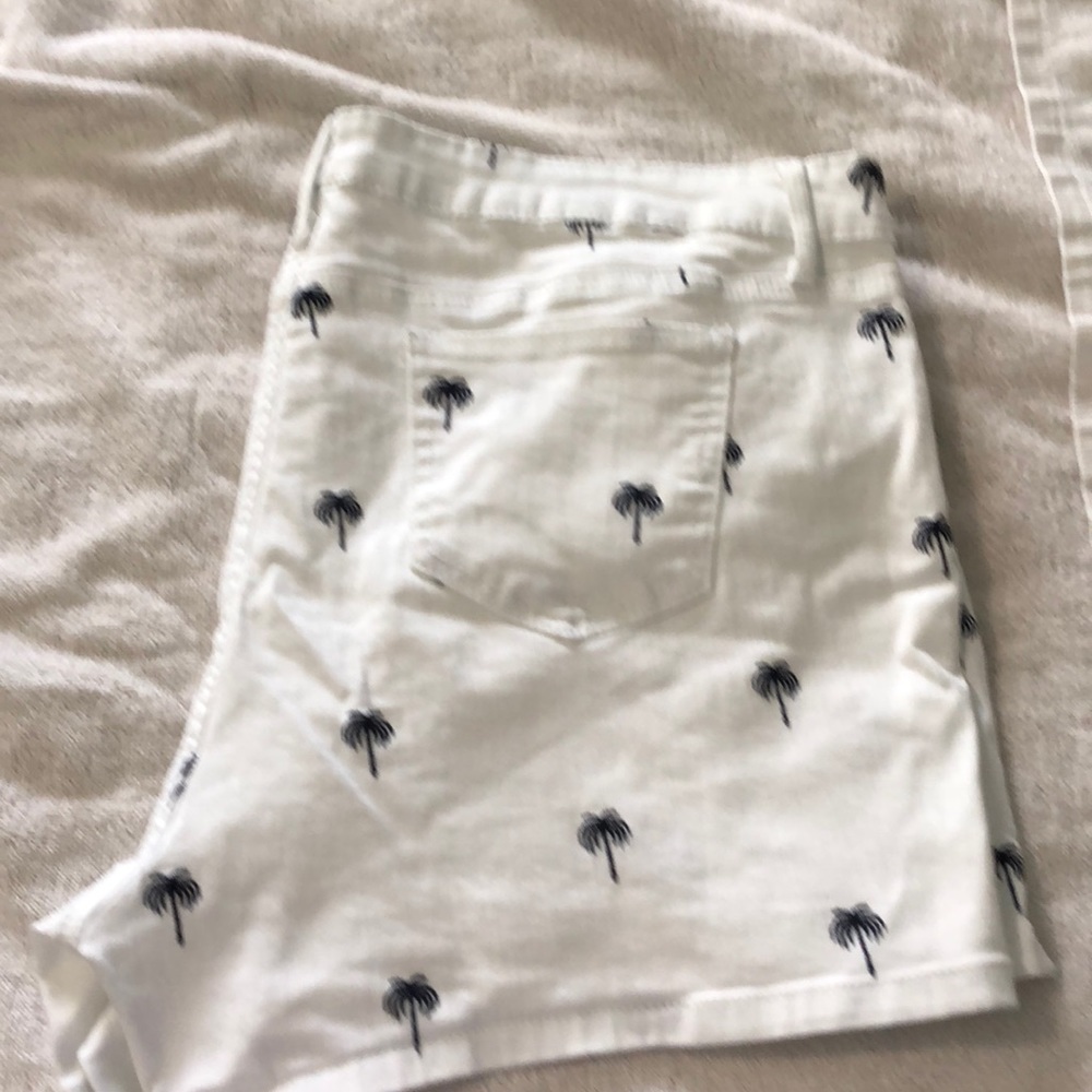 Worn once Crown & Ivy shorts with palm trees